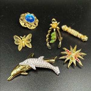 Lot of six vintage pins in gold tone and colored stones.